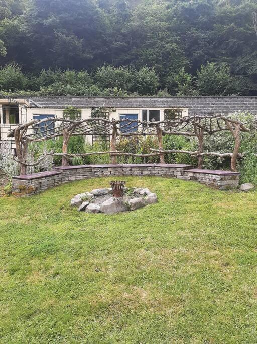 Off Grid Rosie Sheperd Hut And Summerhouse Plus 1 Acre At Tanyrallt Apartman Llanybyther Kültér fotó